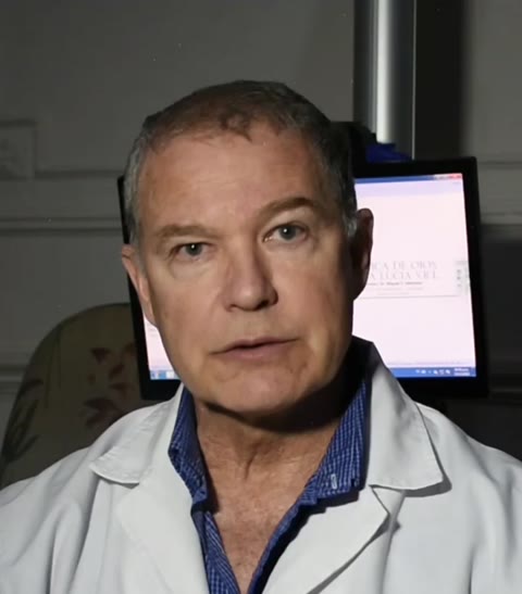Dr. Miguel Valdueza en su consultorio, con guardapolvo blanco
